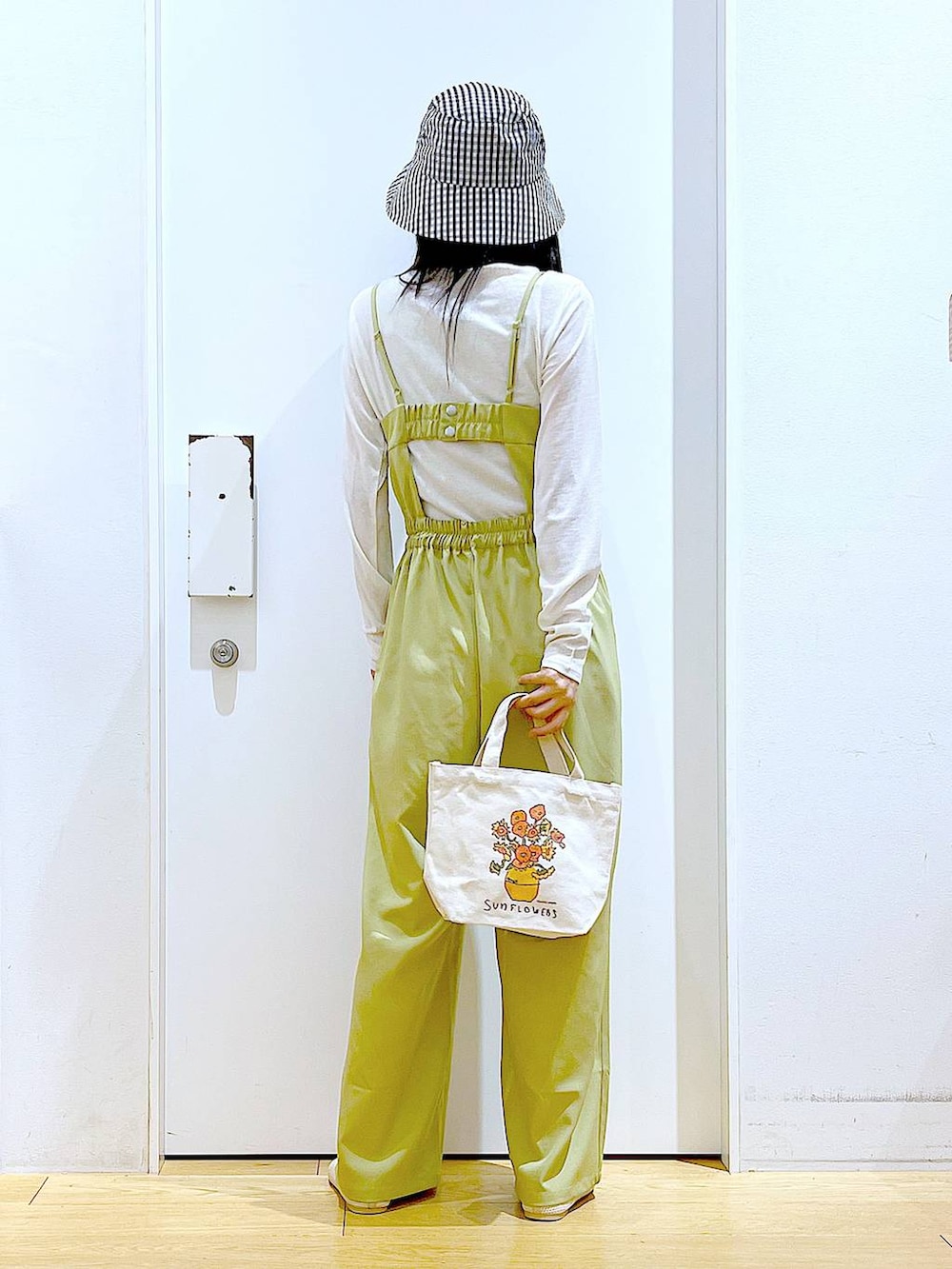 その他のトートバッグ、ホワイト系のパンプス、イエロー系のサロペット/オーバーオールを着用したレディースの春コーディネートの5枚目の写真