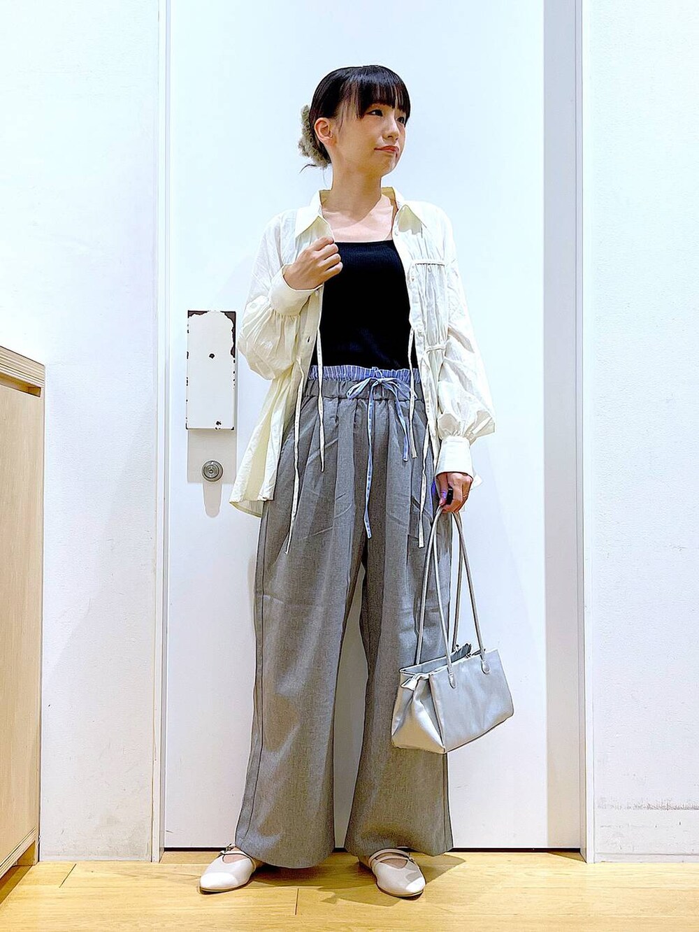 ホワイト系のパンプス、ホワイト系のシャツ/ブラウス、シルバー系のトートバッグを着用したレディースの秋コーディネートの2枚目の写真