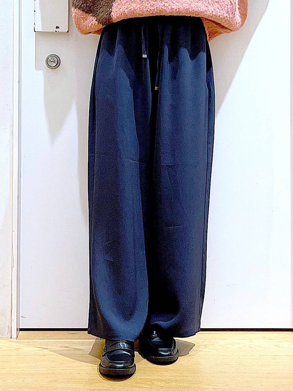 ブラック系のローファー、ピンク系のニット/セーター、ブラック系のボストンバッグを着用したレディースの冬コーディネートの8枚目の写真