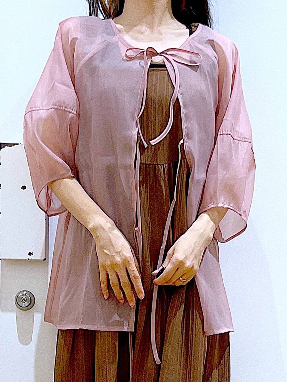 ホワイト系のサンダル、ベージュ系のワンピース、ホワイト系のトートバッグを着用したレディースの夏コーディネートの7枚目の写真