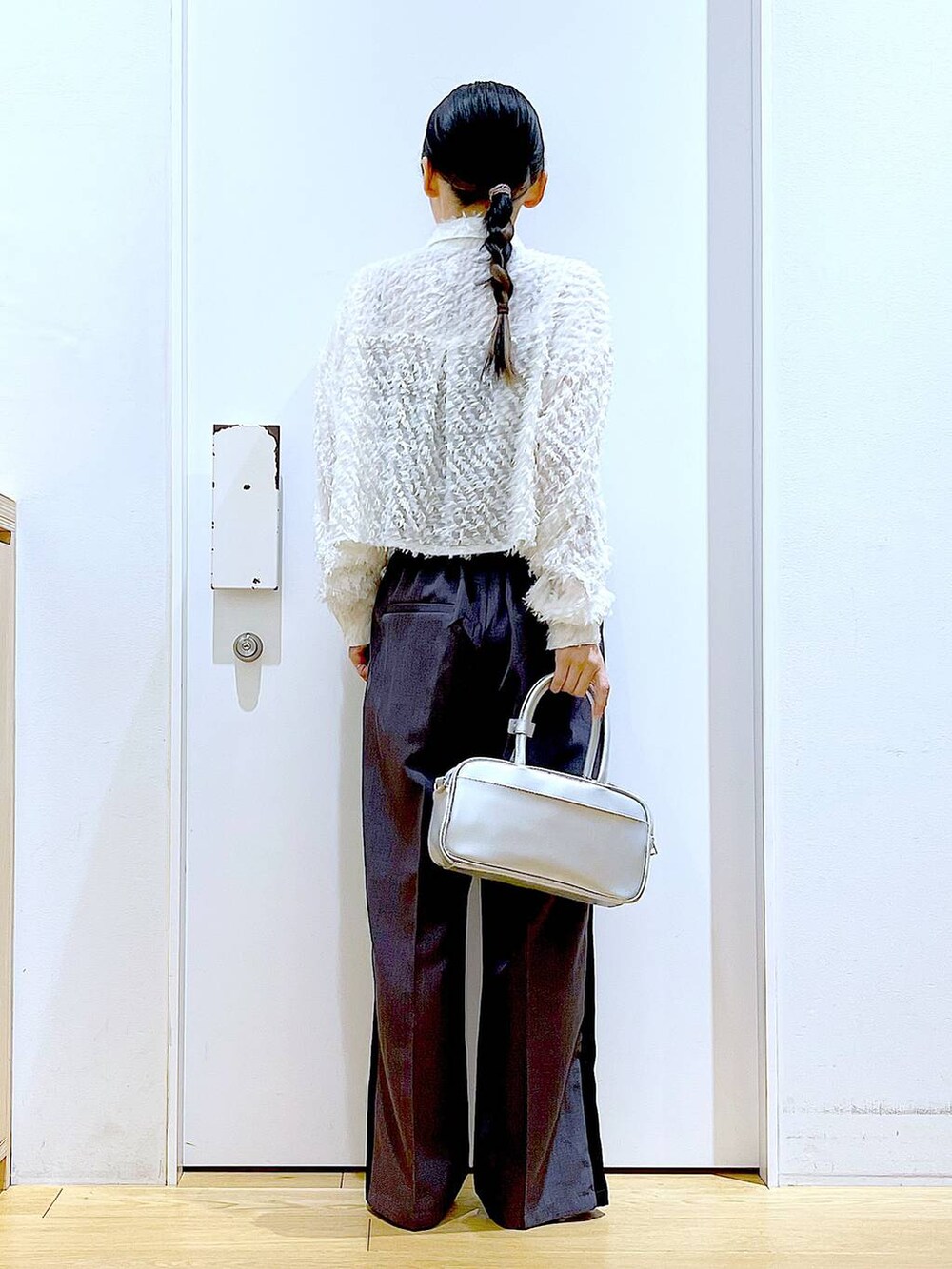 シルバー系のショルダーバッグ、グレー系のその他パンツ、その他のパンプスを着用したレディースの春コーディネートの5枚目の写真