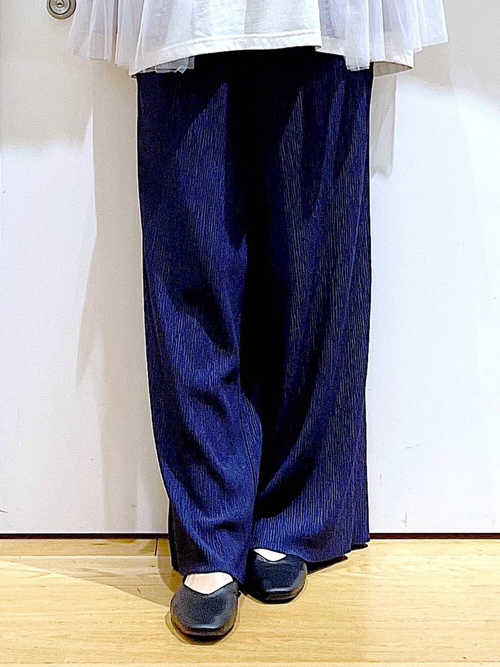 ブラック系のパンプス、ブルー系のショルダーバッグ、ホワイト系のTシャツ/カットソーを着用したレディースの夏コーディネートの8枚目の写真