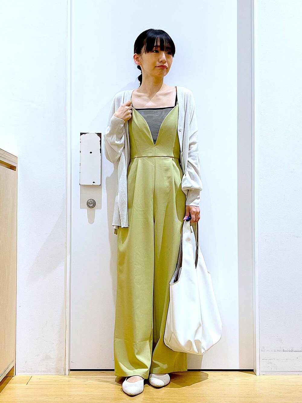 「リラックス、若見え、ゆったり、休日コーデ、骨格ウェーブ、LAKOLE、カーディガン、夏コーデ、春コーデ、サロペット、カジュアル、デートコーデ、トートバッグ、フラットシューズ、キャミソール」｜「LAKOLEのフェイクレザーギャザートートバッグ / 105058（トートバッグ、ホワイト系）」を使った、あおき@LAKOLE海老名さん（レディース・156cm）の春コーディネートの2枚目の写真