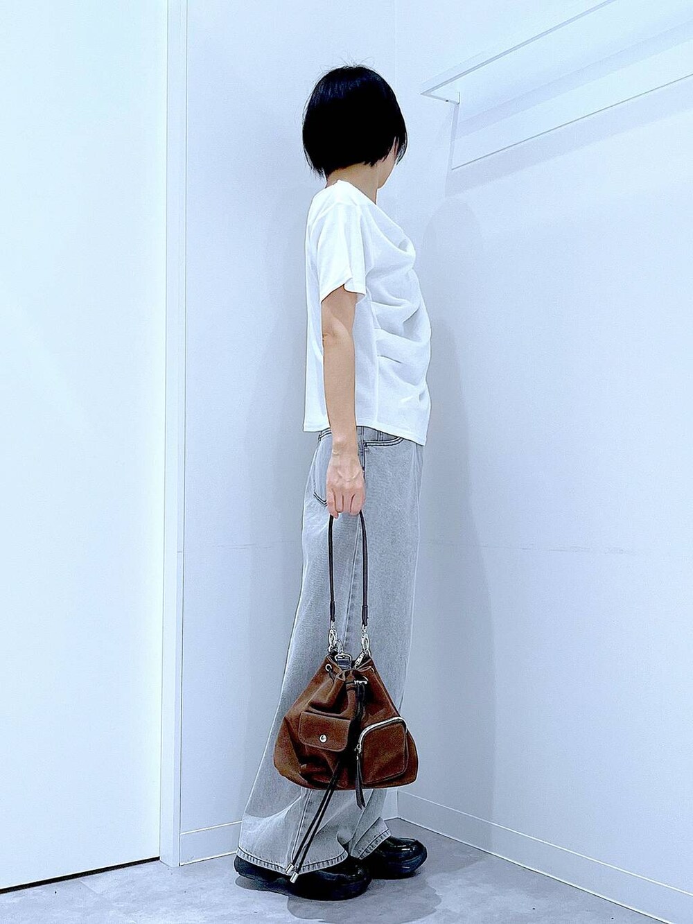 ブラック系のローファー、ブラウン系のショルダーバッグ、ホワイト系のTシャツ/カットソーを着用したレディースの秋コーディネートの4枚目の写真