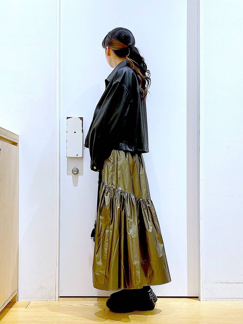 ブラック系のブルゾン、ブラック系のスニーカー、その他のスカートを着用したレディースの春コーディネートの3枚目の写真