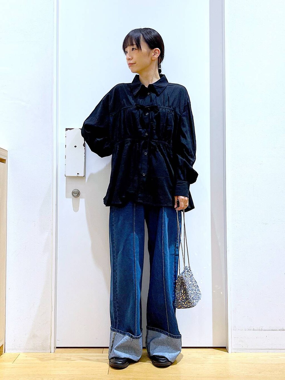 グレー系のショルダーバッグ、ブラック系のローファー、ブラック系のシャツ/ブラウスを着用したレディースの秋コーディネートの2枚目の写真