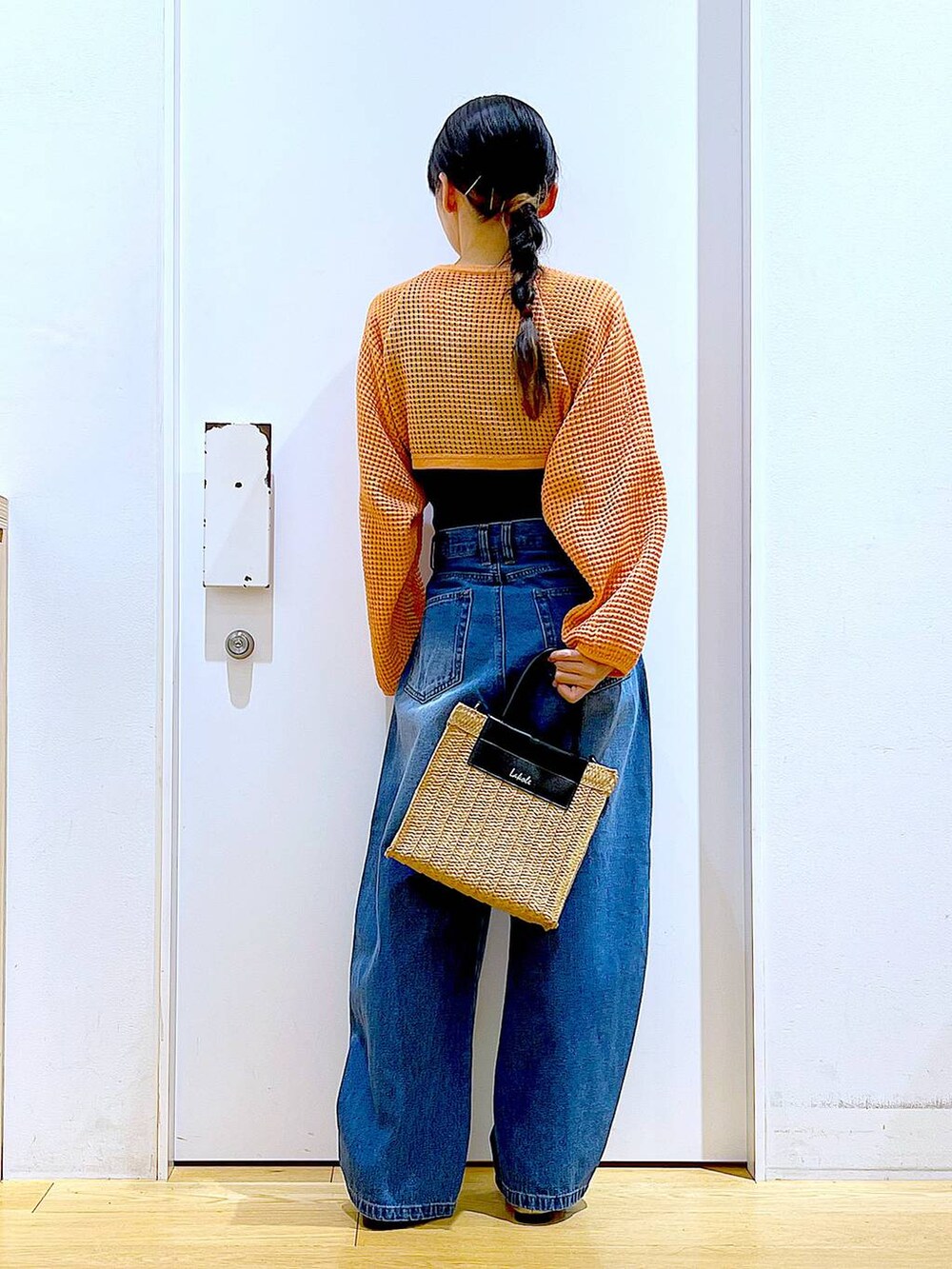 ブルー系のデニムパンツ、オレンジ系のカーディガン/ボレロ、その他のパンプスを着用したレディースの春コーディネートの5枚目の写真