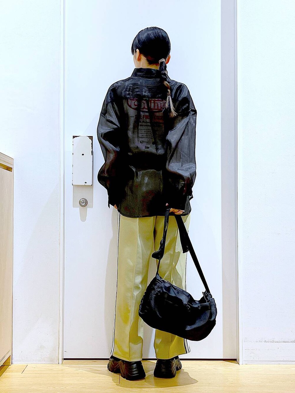 グリーン系のその他パンツ、ブラック系のスニーカー、ブラック系のショルダーバッグを着用したレディースの春コーディネートの5枚目の写真