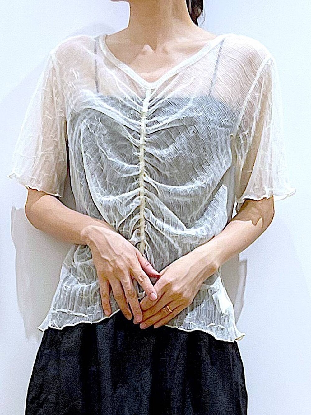 ブラック系のサンダル、ブラック系のショルダーバッグ、ブラック系のスカートを着用したレディースの夏コーディネートの7枚目の写真