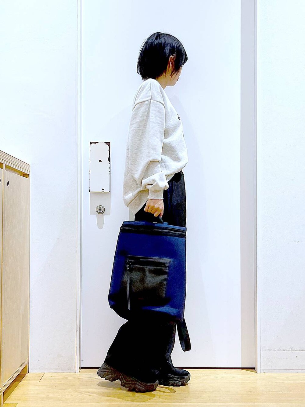 ブルー系のバックパック/リュック、ブラック系のブーツ、ブラック系のその他パンツを着用したレディースの冬コーディネートの4枚目の写真