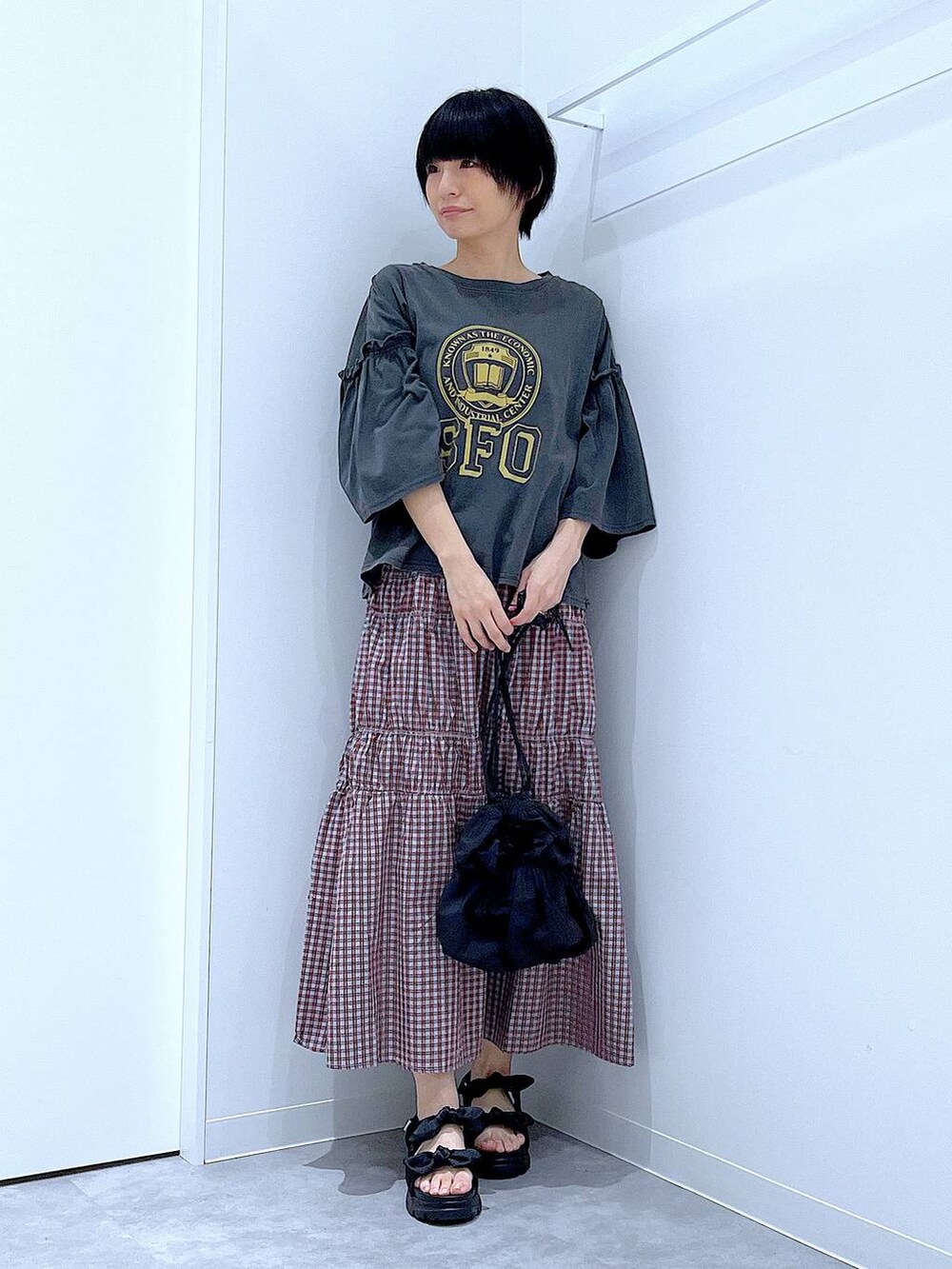 ブラック系のサンダル、ブラック系のショルダーバッグ、グレー系のTシャツ/カットソーを着用したレディースの夏コーディネートの2枚目の写真