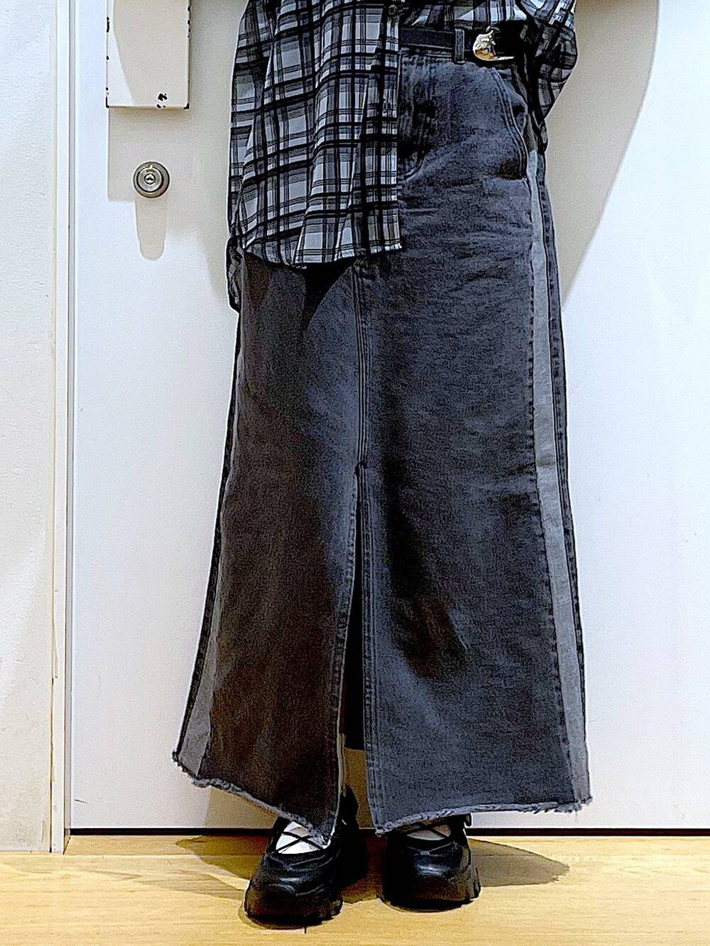 ブラック系のスニーカー、ブラック系のデニムスカート、グレー系のシャツ/ブラウスを着用したレディースの春コーディネートの8枚目の写真