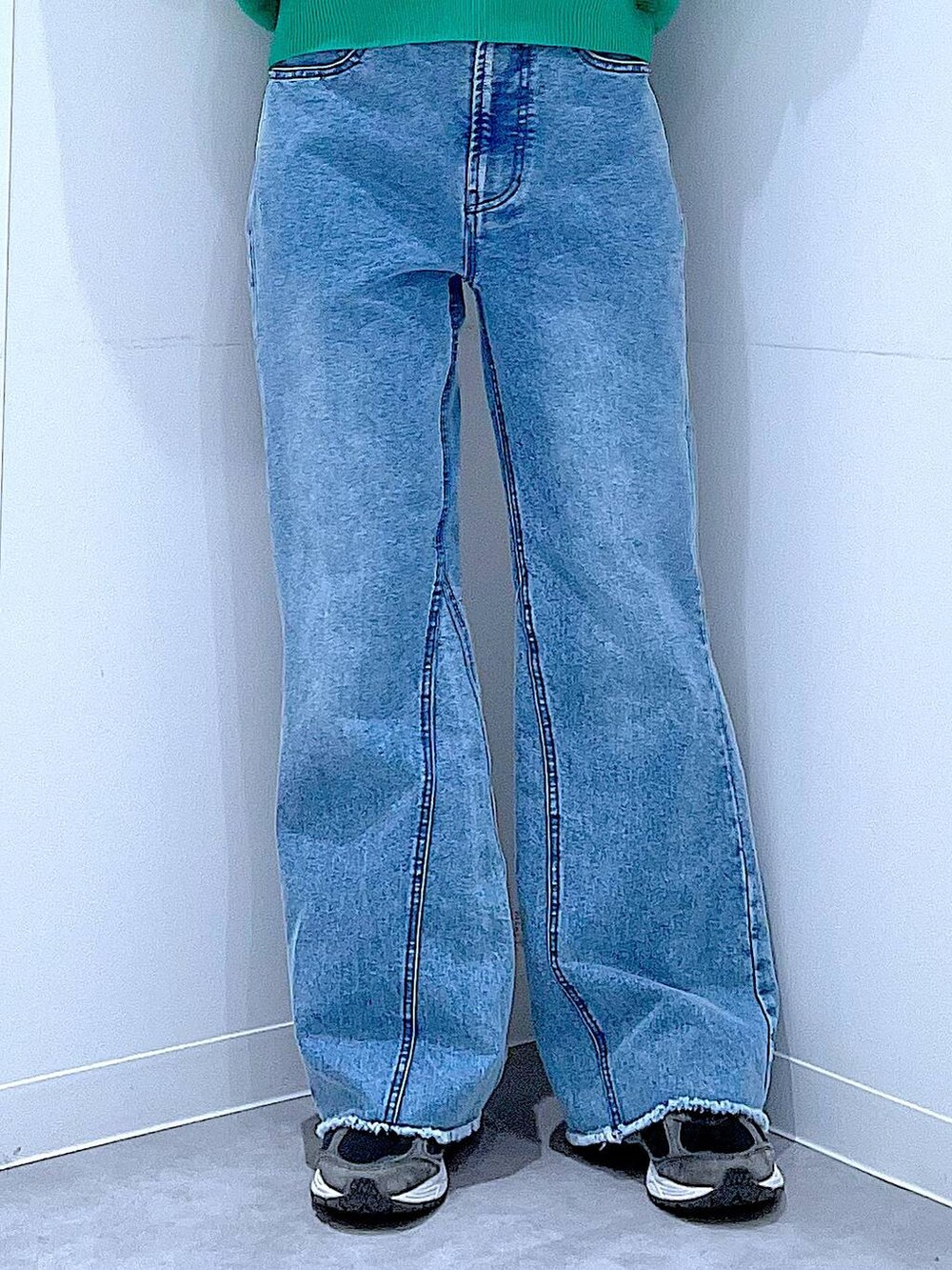 ホワイト系のショルダーバッグ、グリーン系のニット/セーター、ブルー系のデニムパンツを着用したレディースの春コーディネートの8枚目の写真