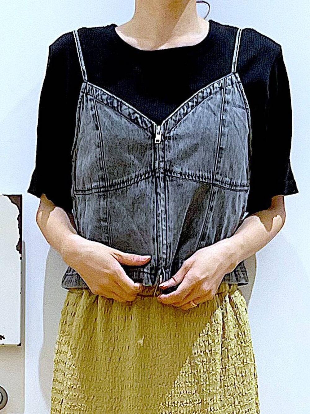 シルバー系のショルダーバッグ、グリーン系のスカート、ブラック系のTシャツ/カットソーを着用したレディースの夏コーディネートの7枚目の写真