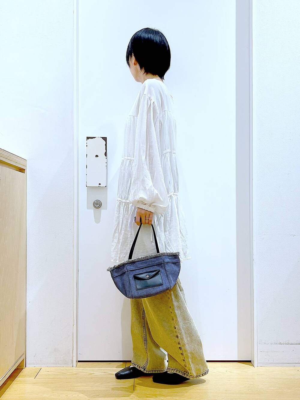 「リラックス、若見え、ゆったり、休日コーデ、骨格ウェーブ、LAKOLE、体型カバー、春コーデ、シンプルコーデ、デニムパンツ、カジュアルコーデ、パンプス、フラットシューズ、ショルダーバッグ、おでかけ」｜「LAKOLEのオーバーダイカーブデニム / 147147（デニムパンツ、ベージュ系）」を使った、あおき@LAKOLE海老名さん（レディース・156cm）の春コーディネートの3枚目の写真