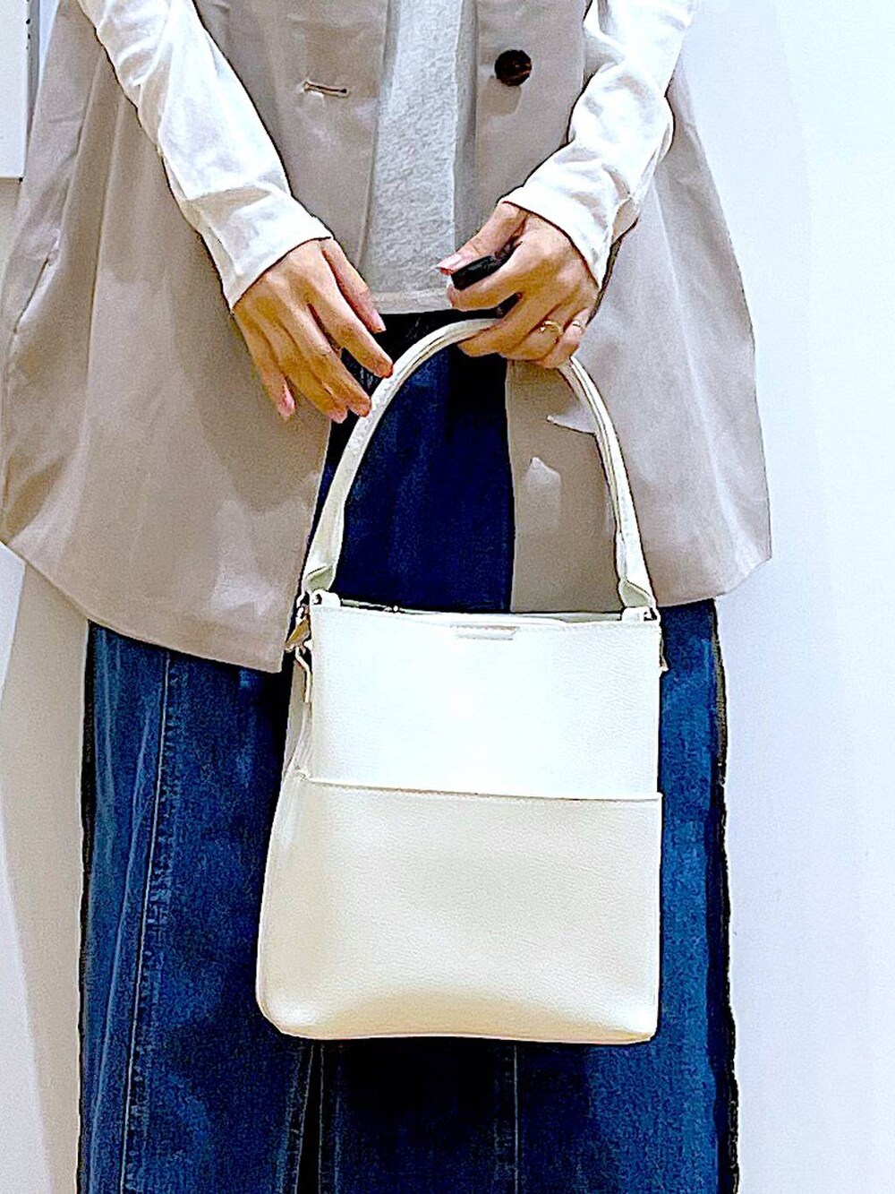 シルバー系のローファー、ホワイト系のショルダーバッグ、ホワイト系のTシャツ/カットソーを着用したレディースの秋コーディネートの9枚目の写真