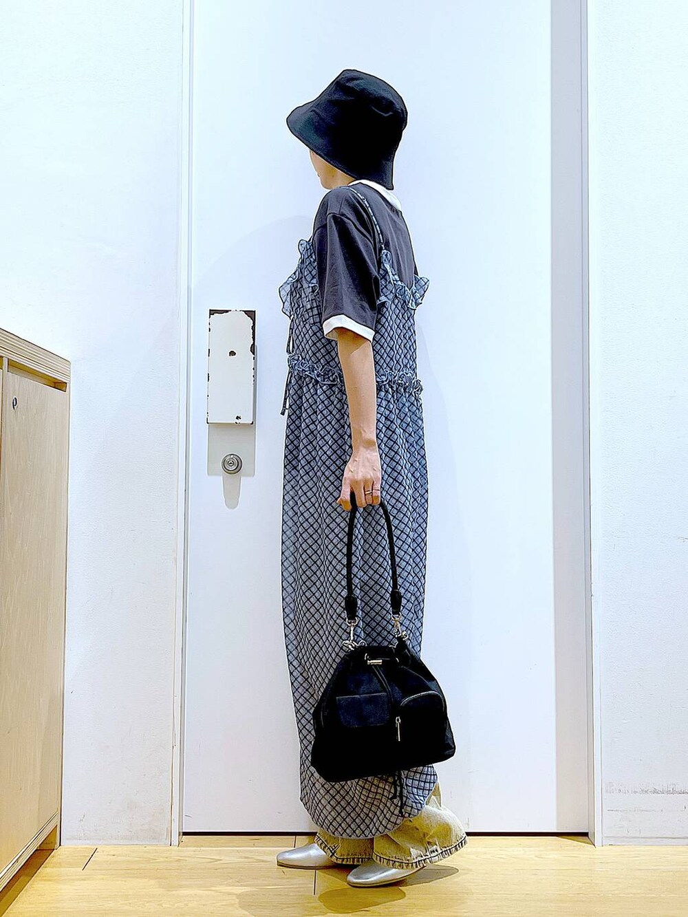 ベージュ系のデニムパンツ、シルバー系のパンプス、ブルー系のワンピースを着用したレディースの夏コーディネートの3枚目の写真