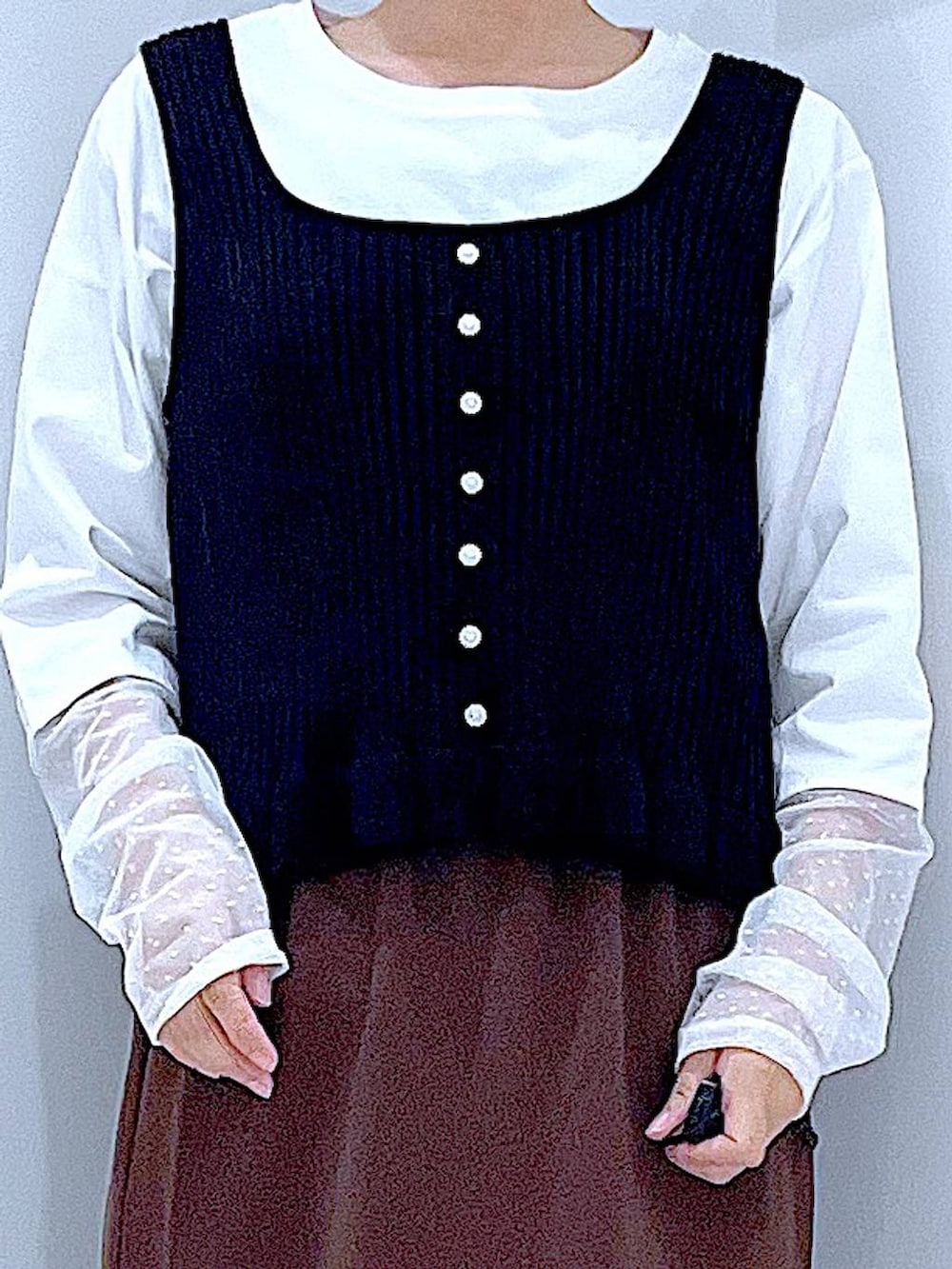 ブラック系のその他トップス、その他のTシャツ/カットソー、ブラウン系のスカートを着用したレディースの秋コーディネートの7枚目の写真