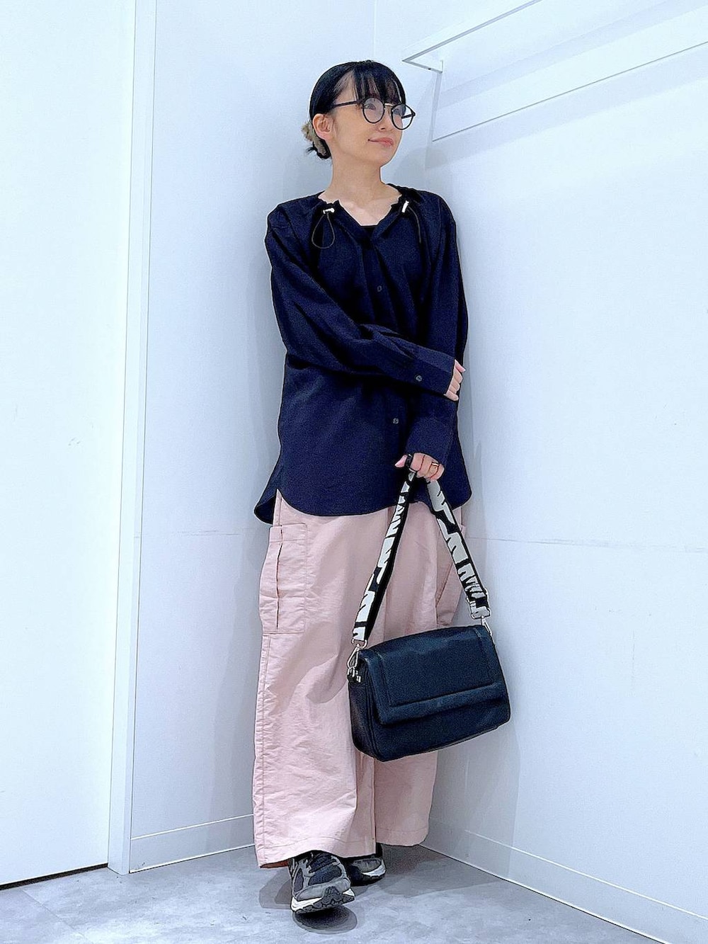 ブラック系のショルダーバッグ、ブラック系のシャツ/ブラウス、ピンク系のカーゴパンツを着用したレディースの春コーディネートの2枚目の写真
