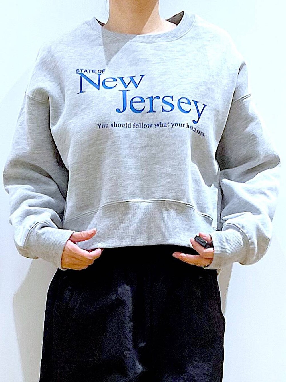 シルバー系のトートバッグ、ブラック系のブーツ、ブラック系のその他パンツを着用したレディースの冬コーディネートの7枚目の写真