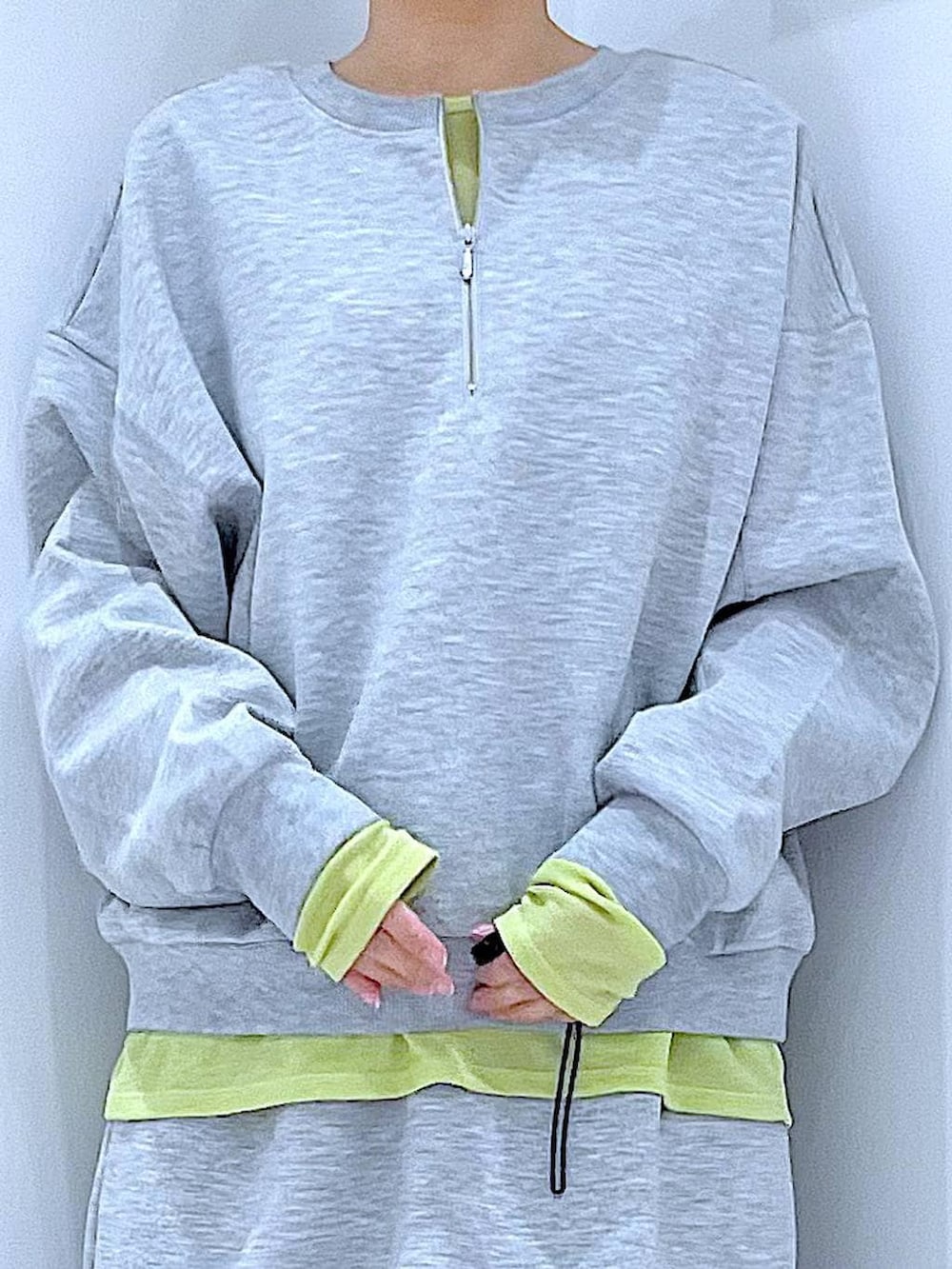 グリーン系のTシャツ/カットソー、ホワイト系のショルダーバッグ、ブラック系のサンダルを着用したレディースの春コーディネートの7枚目の写真