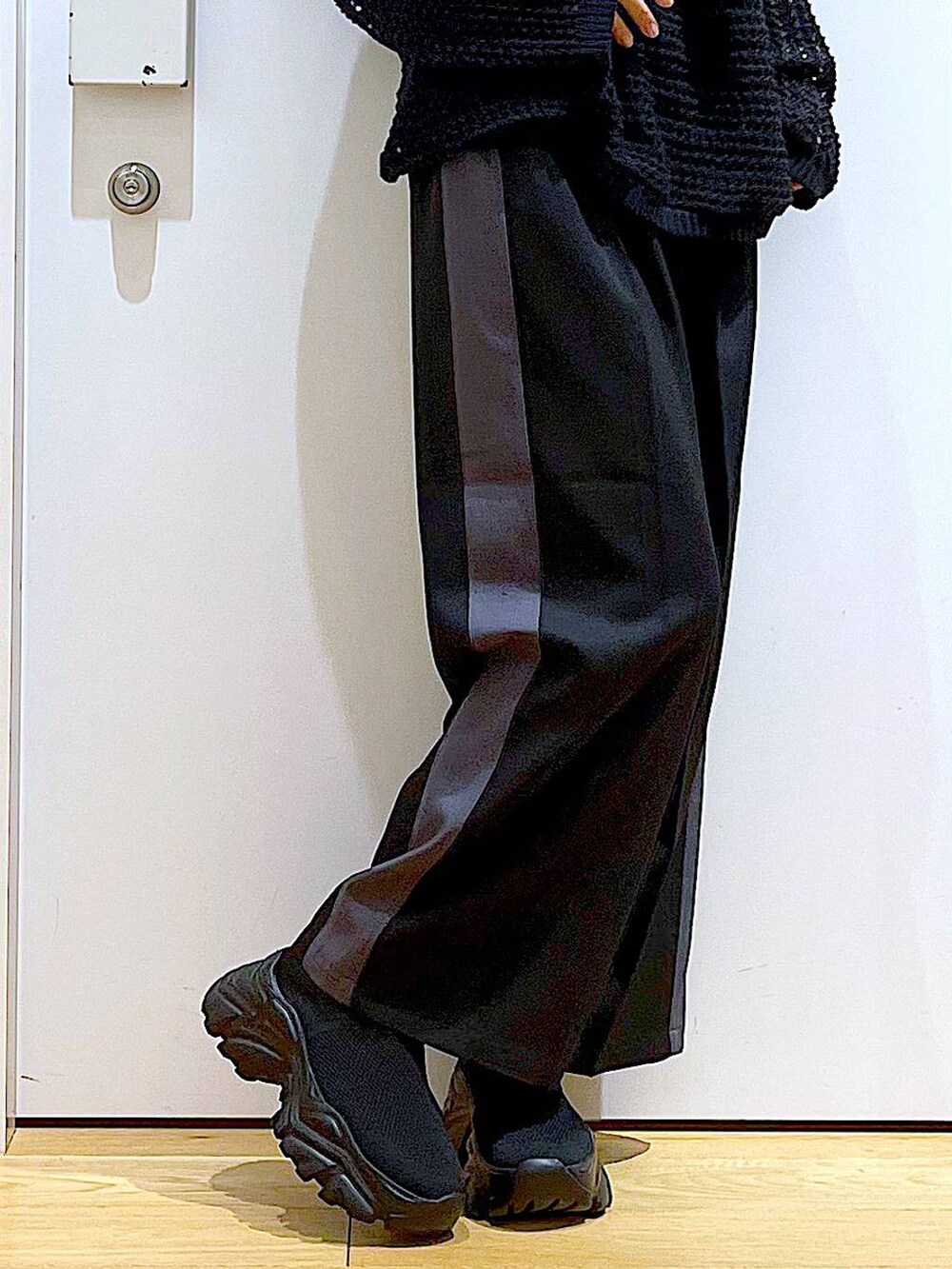 グリーン系のショルダーバッグ、ブラック系のその他パンツ、ブラック系のスニーカーを着用したレディースの春コーディネートの8枚目の写真