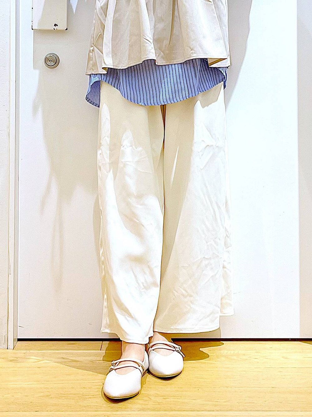 ベージュ系のトートバッグ、ホワイト系のパンプス、ホワイト系のその他パンツを着用したレディースの秋コーディネートの8枚目の写真