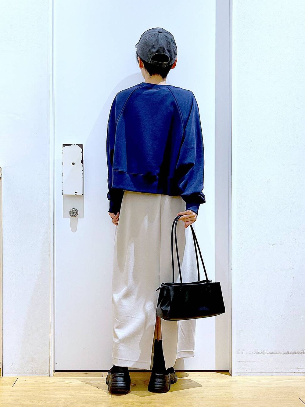 「リラックス、若見え、ゆったり、休日コーデ、骨格ウェーブ、LAKOLE、スカート、楽ちんコーデ、スウェット、カジュアルコーデ、キャップ、おでかけ、ワンマイル、トートバッグ、ブーツ」｜「LAKOLEのニットスニーカーソールブーツ / 140064（ブーツ、ブラック系）」を使った、あおき@LAKOLE海老名さん（レディース・156cm）の冬コーディネートの5枚目の写真