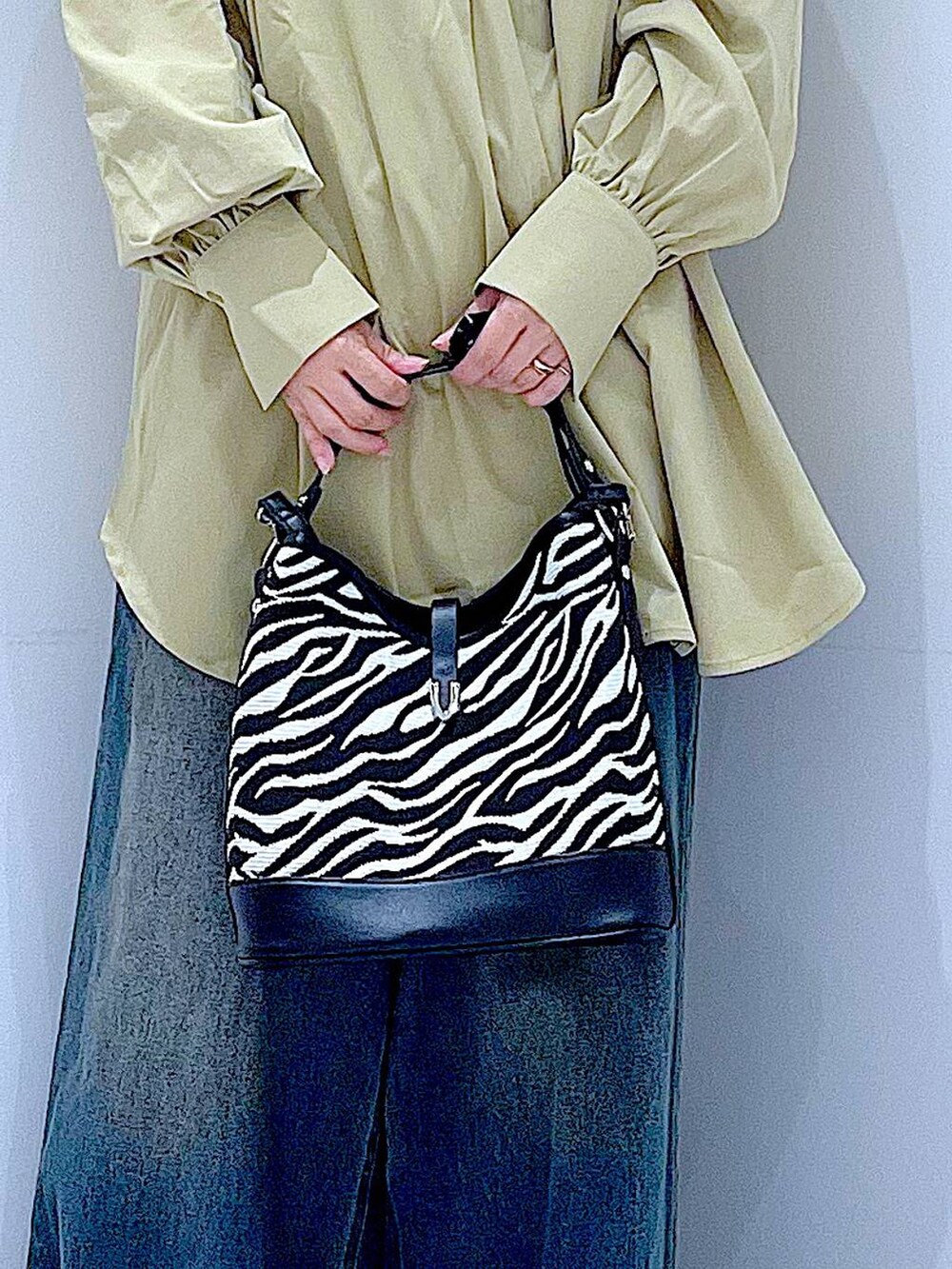 ブラック系のローファー、その他のショルダーバッグ、ブルー系のデニムパンツを着用したレディースの秋コーディネートの8枚目の写真