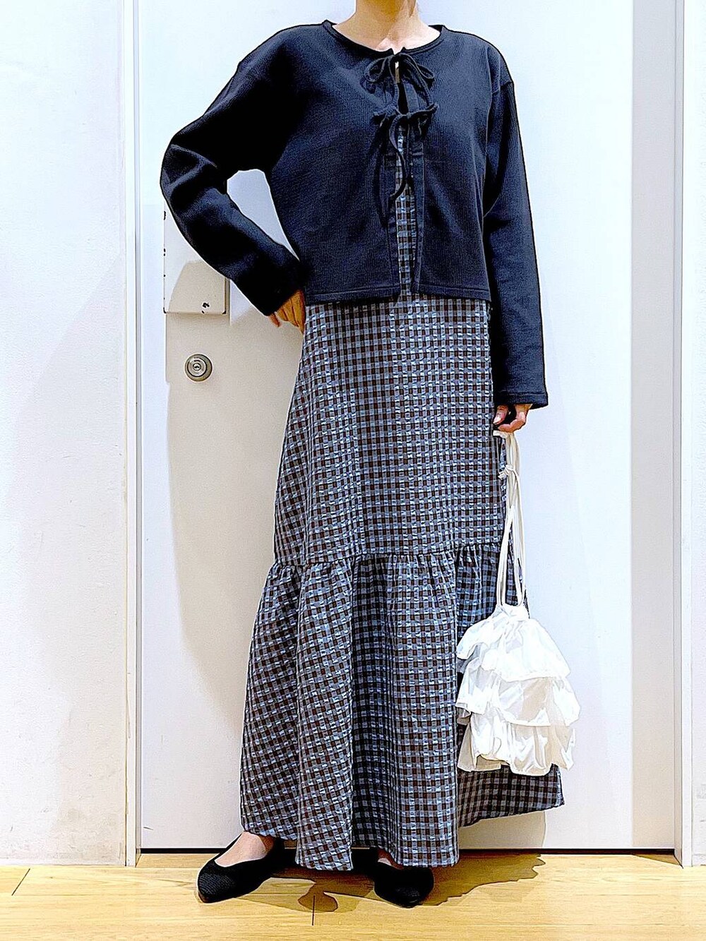 ホワイト系のショルダーバッグ、ブラック系のパンプス、ブルー系のワンピースを着用したレディースの春コーディネートの6枚目の写真