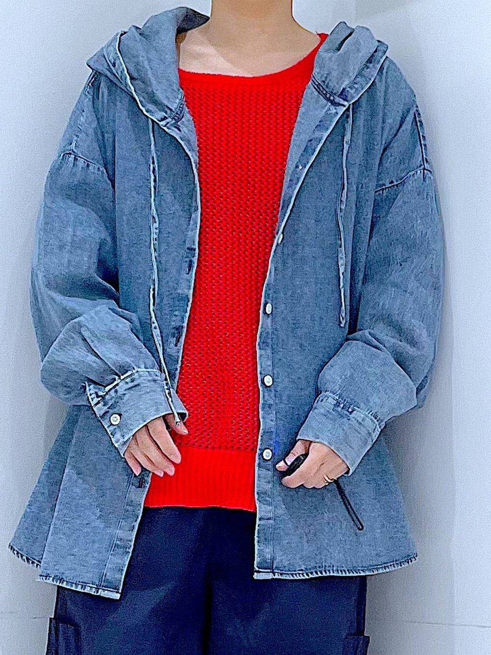 グレー系のショルダーバッグ、レッド系のニット/セーター、ブルー系のその他トップスを着用したレディースの春コーディネートの7枚目の写真