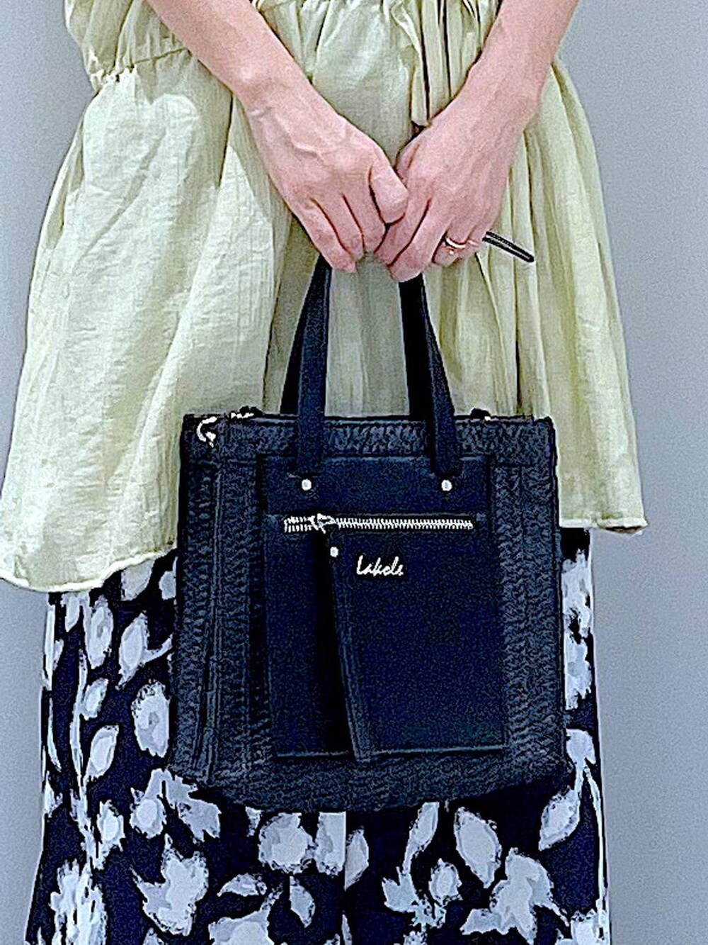 ブラック系のショルダーバッグ、ブラック系のサンダル、ブラック系のその他パンツを着用したレディースの夏コーディネートの9枚目の写真