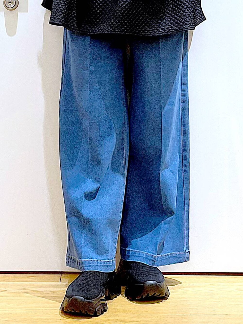 ブルー系のデニムパンツ、ホワイト系のTシャツ/カットソー、ブルー系のショルダーバッグを着用したレディースの春コーディネートの8枚目の写真