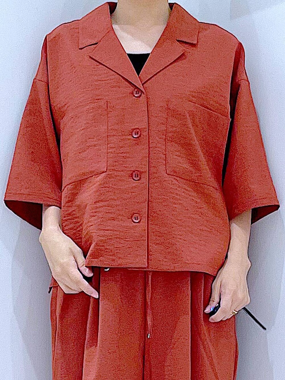 ホワイト系のサンダル、レッド系のその他パンツ、レッド系のシャツ/ブラウスを着用したレディースの夏コーディネートの7枚目の写真