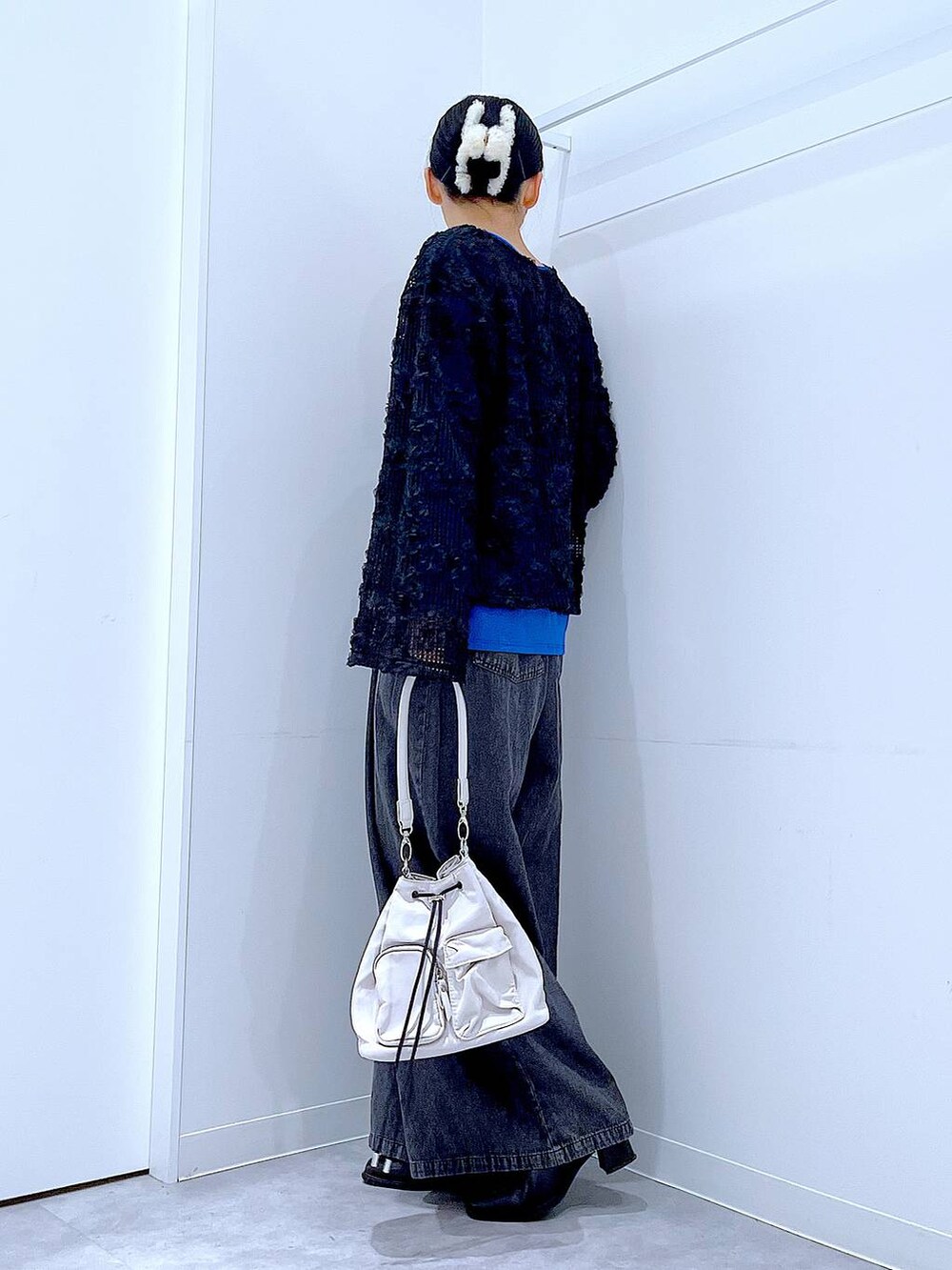 ブラック系のブーツ、ブラック系のシャツ/ブラウス、ブラック系のデニムパンツを着用したレディースの春コーディネートの3枚目の写真