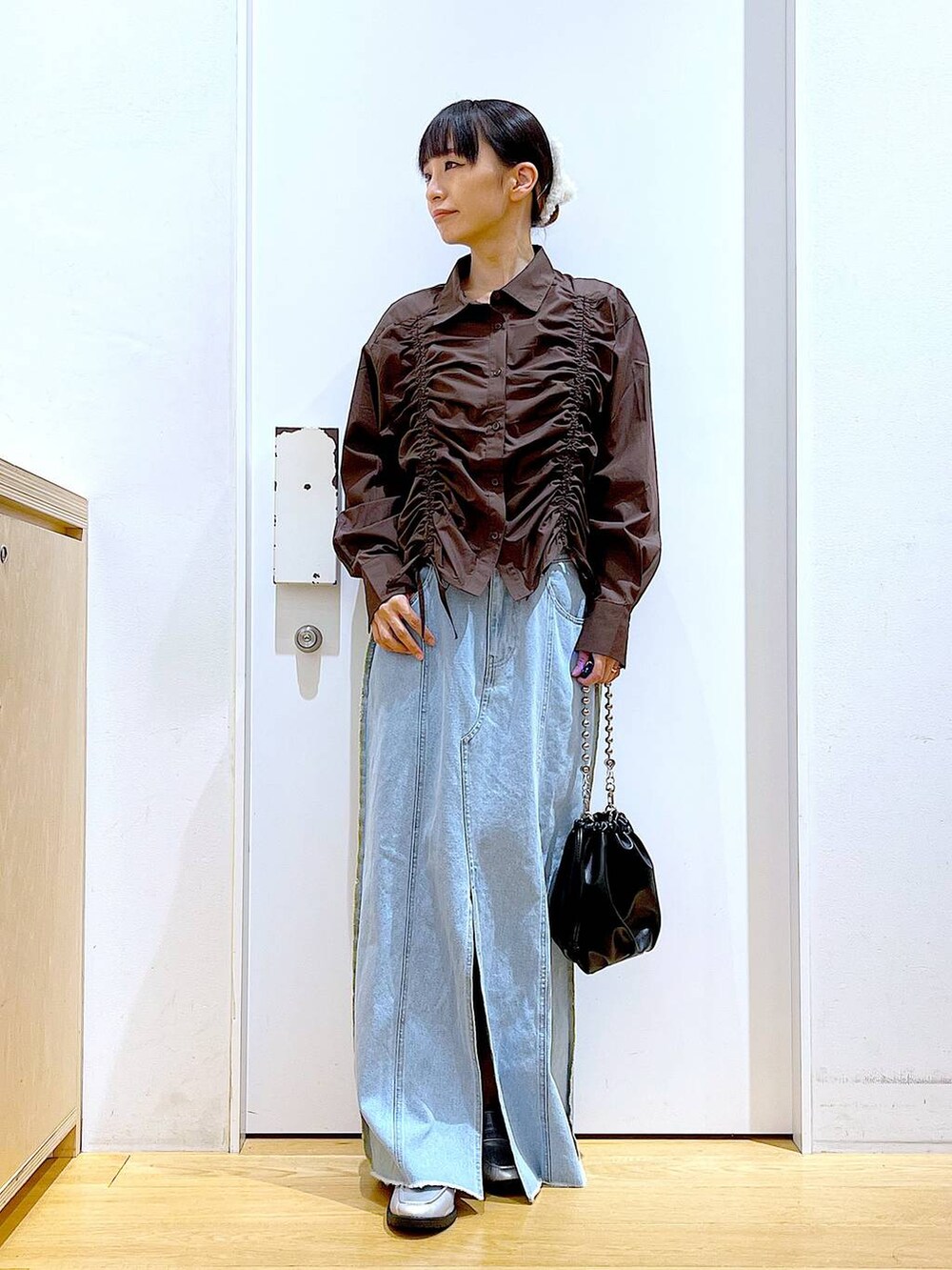 ブラック系のショルダーバッグ、シルバー系のローファー、ブラウン系のシャツ/ブラウスを着用したレディースの秋コーディネートの2枚目の写真