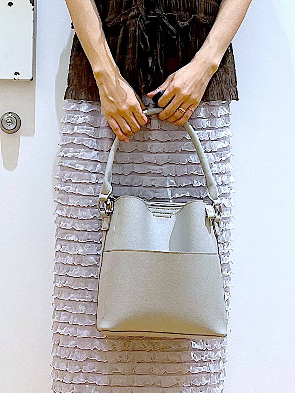 ブラック系のサンダル、グレー系のショルダーバッグ、グレー系のスカートを着用したレディースの秋コーディネートの9枚目の写真