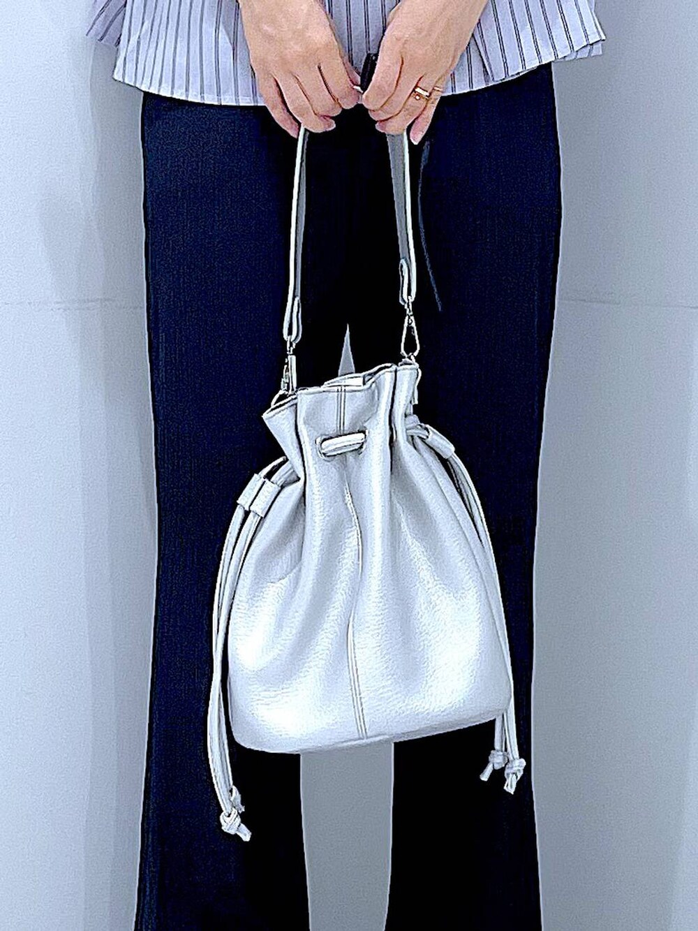 ブラック系のその他パンツ、ブラック系のサンダル、ブルー系のシャツ/ブラウスを着用したレディースの夏コーディネートの9枚目の写真