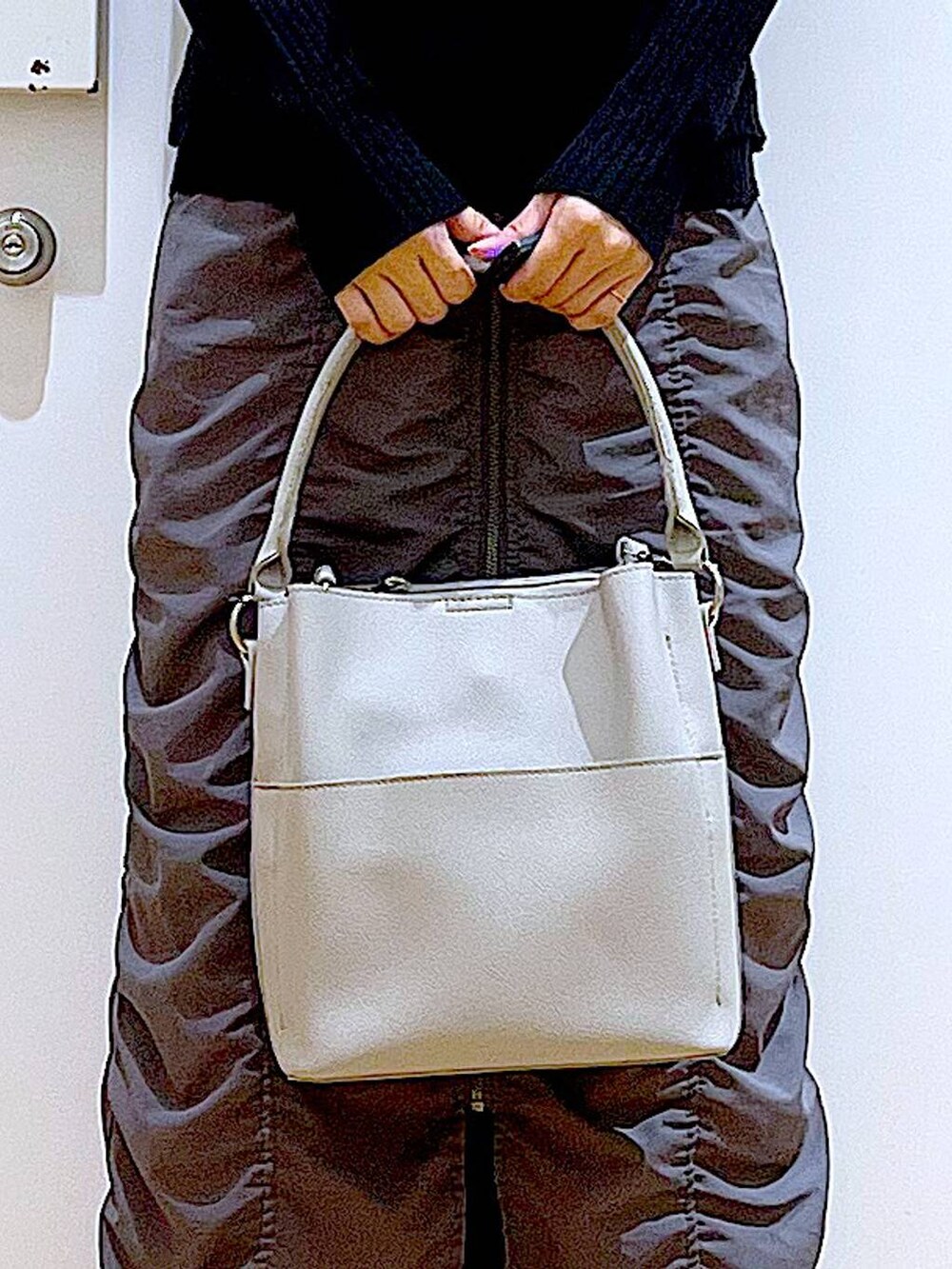 ブラック系のパンプス、ブラック系のカーディガン/ボレロ、グレー系のショルダーバッグを着用したレディースの秋コーディネートの9枚目の写真