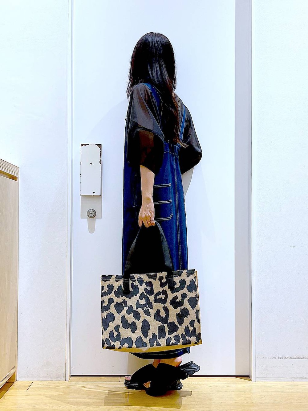 ブルー系のジャンパースカート、その他のトートバッグ、ブラック系のサンダルを着用したレディースの夏コーディネートの3枚目の写真