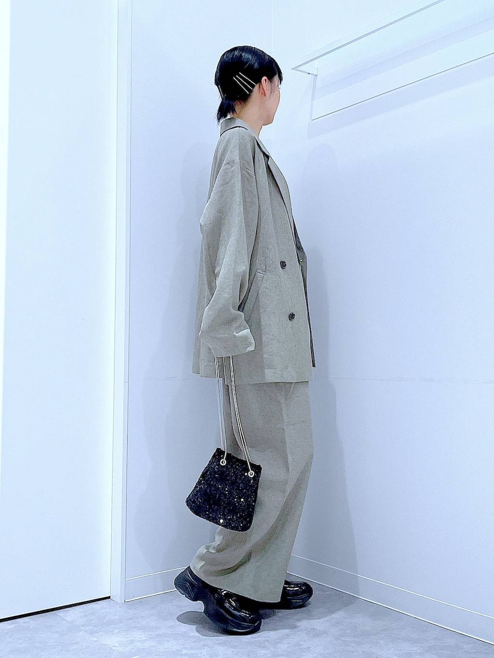 ブラック系のショルダーバッグ、ブラック系のローファー、ブラウン系のテーラードジャケットを着用したレディースの秋コーディネートの4枚目の写真