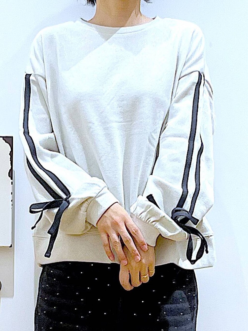 グレー系のショルダーバッグ、ブラック系のブーツ、ベージュ系のスウェットを着用したレディースの秋コーディネートの7枚目の写真