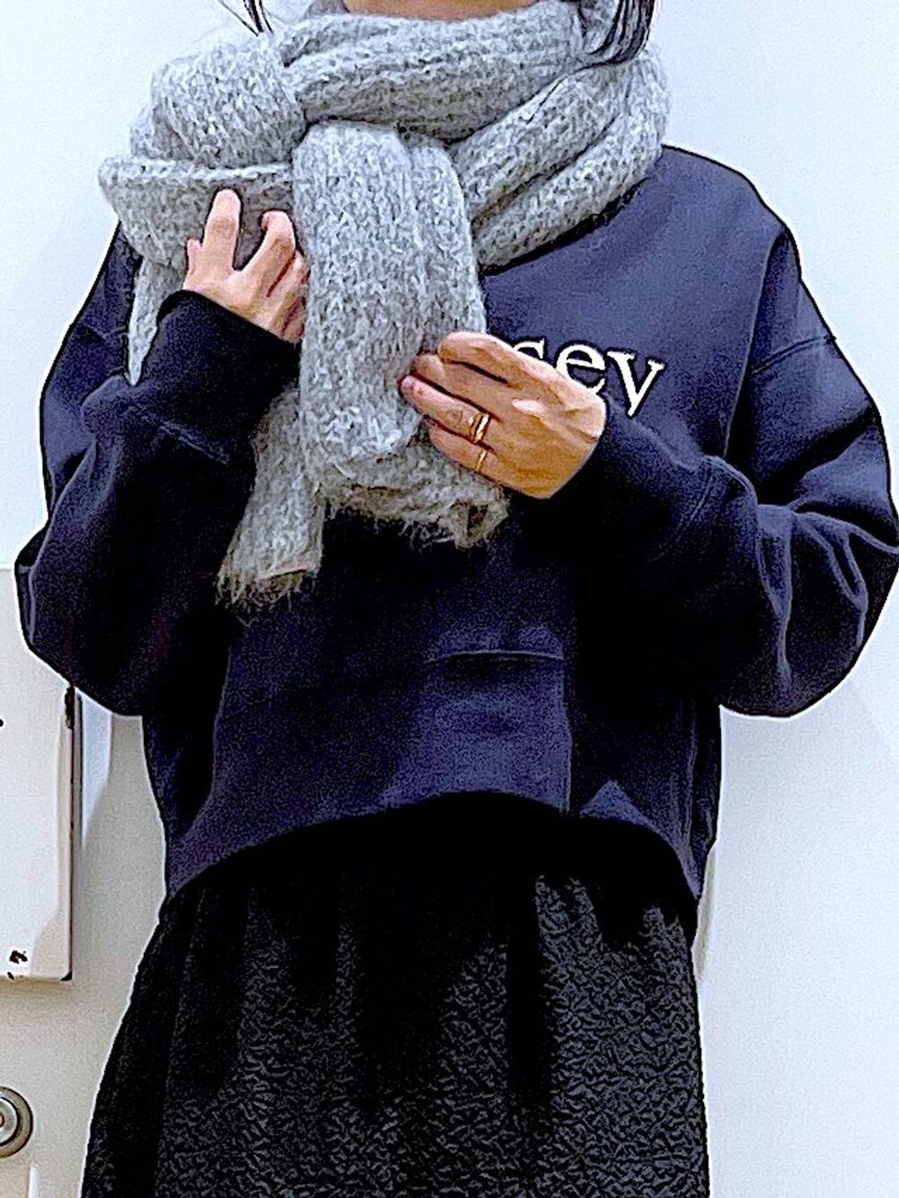 グレー系のトートバッグ、ブラック系のブーツ、グレー系のスウェットを着用したレディースの冬コーディネートの7枚目の写真