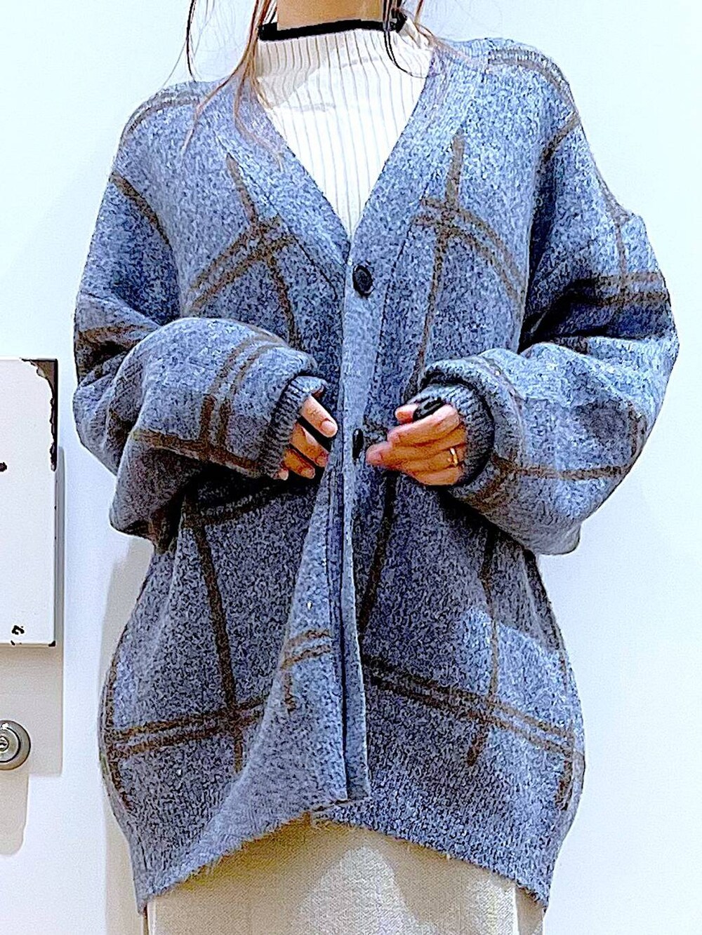 ブルー系のカーディガン/ボレロ、グレー系のショルダーバッグ、グレー系のスカートを着用したレディースの冬コーディネートの7枚目の写真