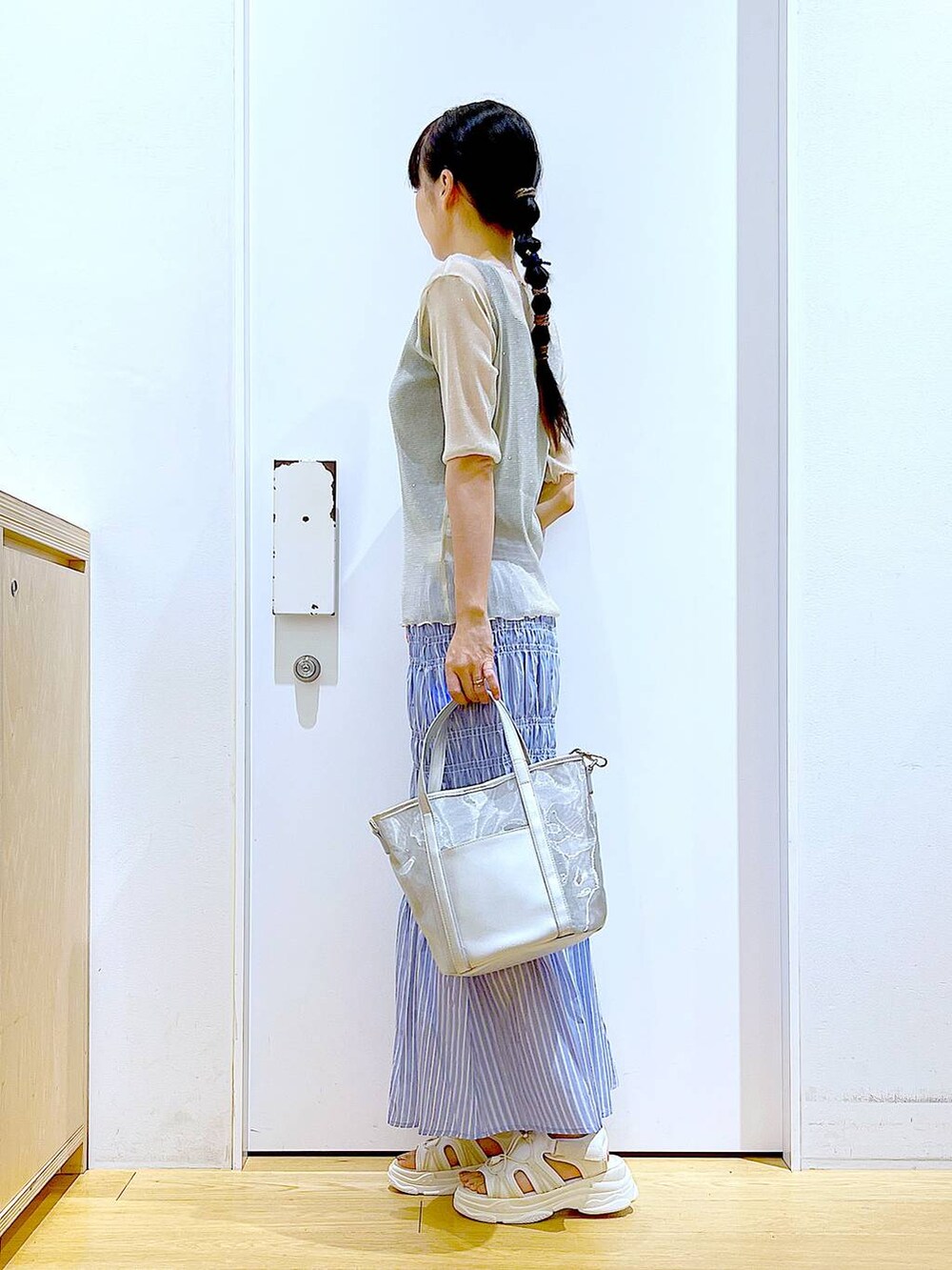 ホワイト系のサンダル、ホワイト系のTシャツ/カットソー、ブラック系のTシャツ/カットソーを着用したレディースの夏コーディネートの3枚目の写真