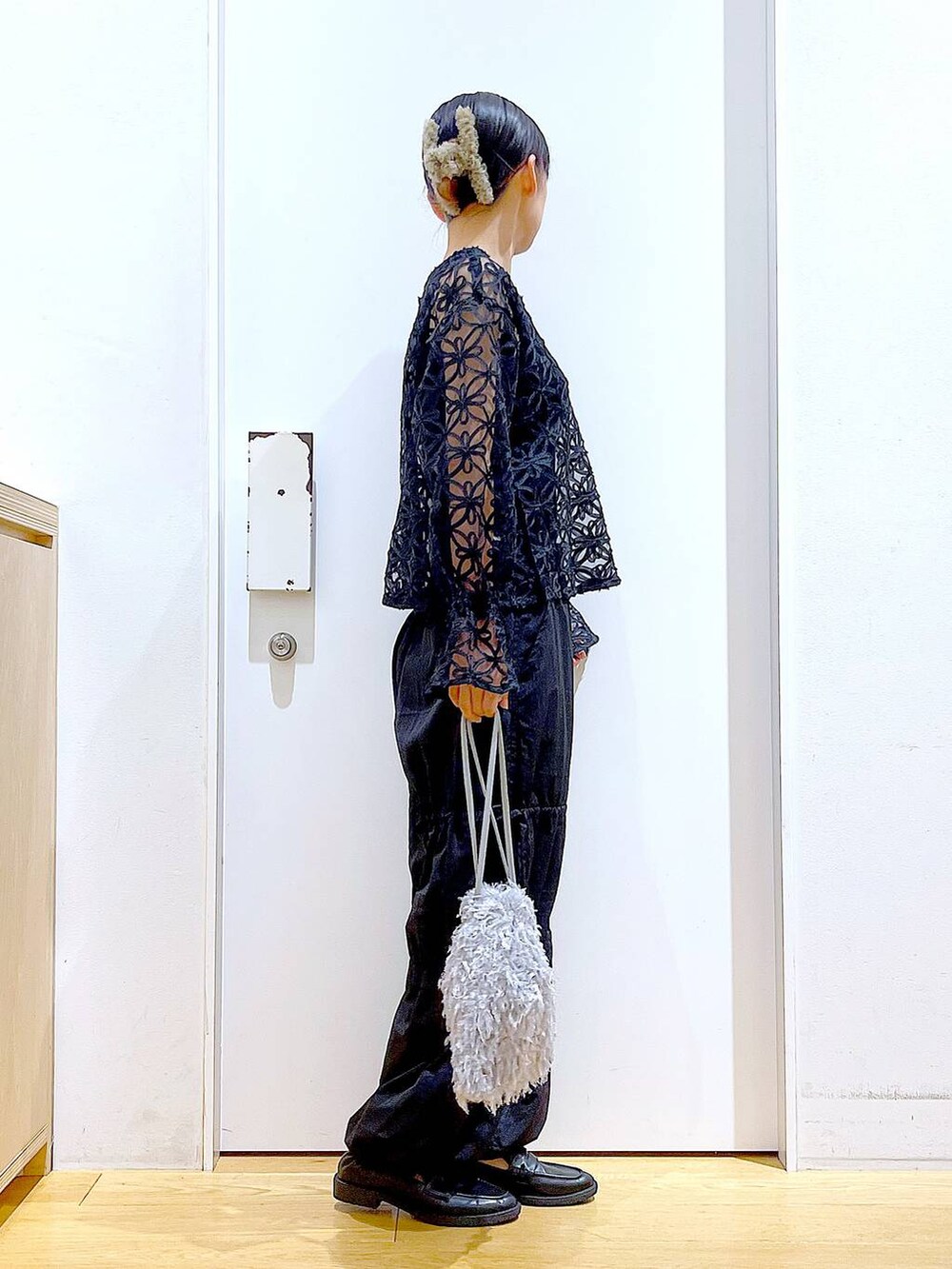 グレー系のショルダーバッグ、ブラック系のローファー、ブラック系のニット/セーターを着用したレディースの秋コーディネートの4枚目の写真