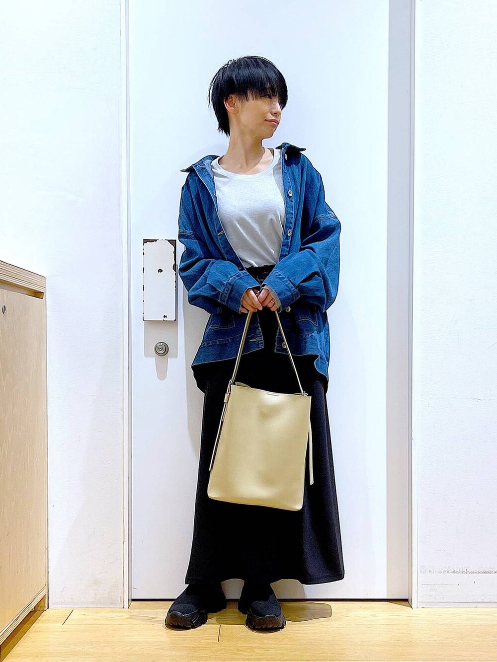 「リラックス、若見え、ゆったり、休日コーデ、骨格ウェーブ、LAKOLE、デニムジャケット、ロンT、スカート、春コーデ、おでかけ、シンプルコーデ、オーバーサイズ、ブーツ、トートバッグ」｜「LAKOLEのニットスニーカーソールブーツ / 140064（ブーツ、ブラック系）」を使った、あおき@LAKOLE海老名さん（レディース・156cm）の冬コーディネートの2枚目の写真