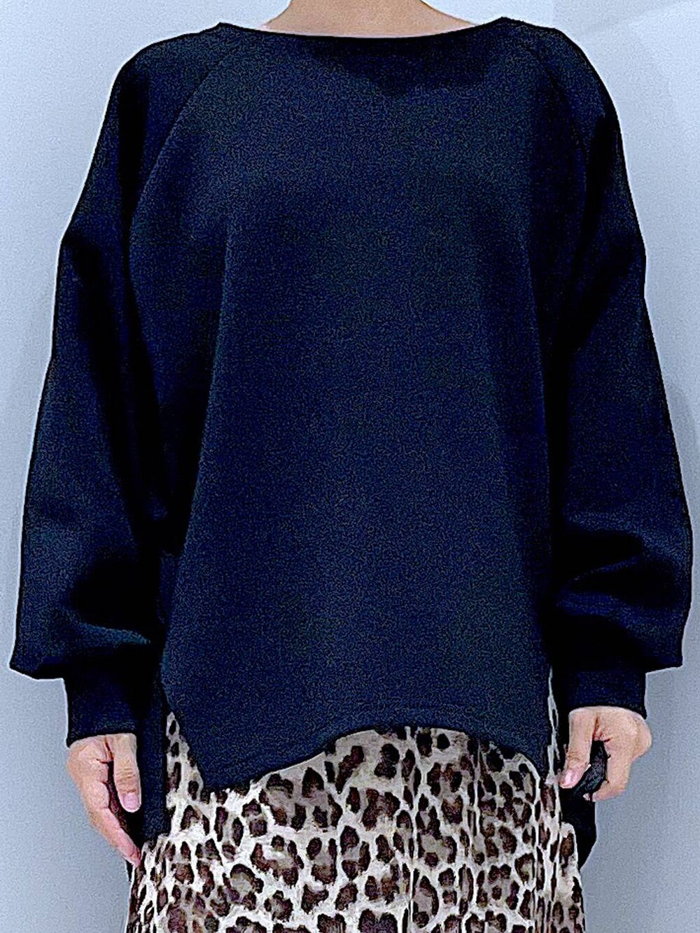 イエロー系のスリッポン、ベージュ系のハンドバッグ、ブラウン系のスカートを着用したレディースの秋コーディネートの7枚目の写真