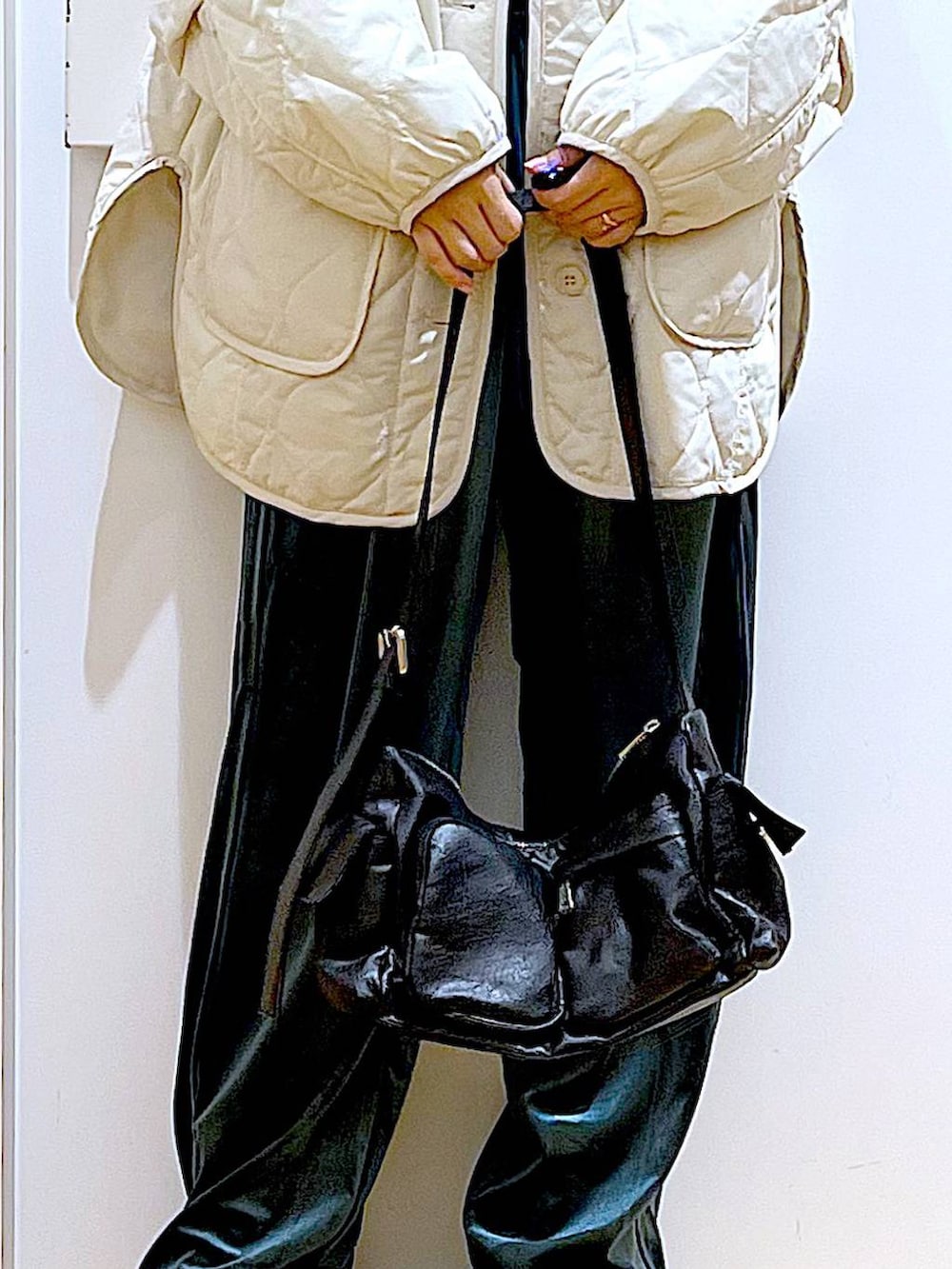 ベージュ系のブルゾン、ブラック系のTシャツ/カットソー、ブラック系のブーツを着用したレディースの冬コーディネートの9枚目の写真