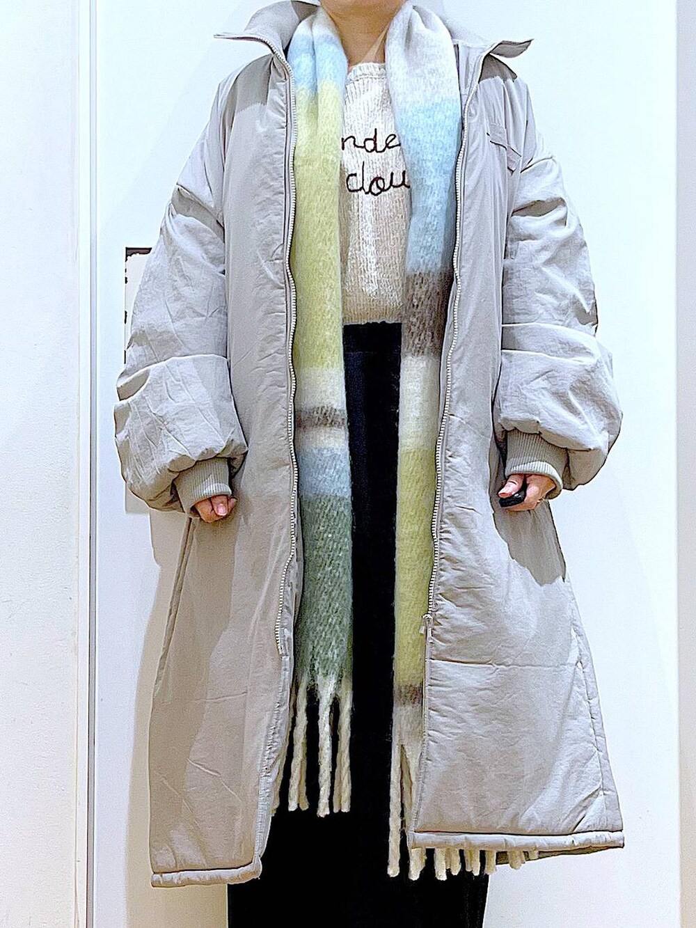 グレー系のミリタリージャケット、ブラック系のブーツ、ブラック系のショルダーバッグを着用したレディースの冬コーディネートの7枚目の写真